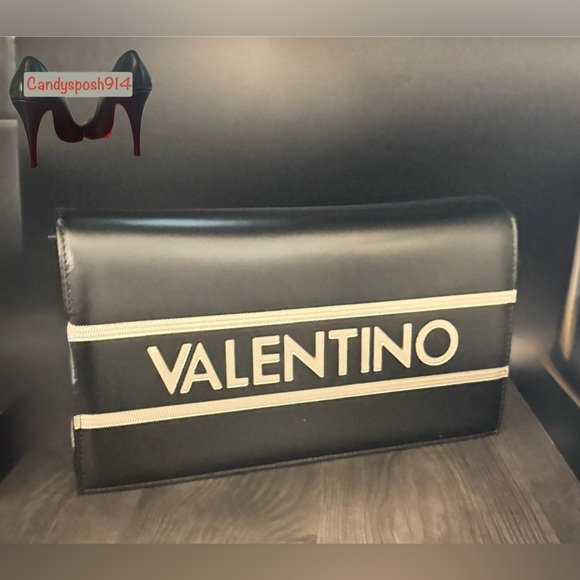 VALENTINO
Lena Lavoro Leather Shoulder Bag - Picture 1 of 9